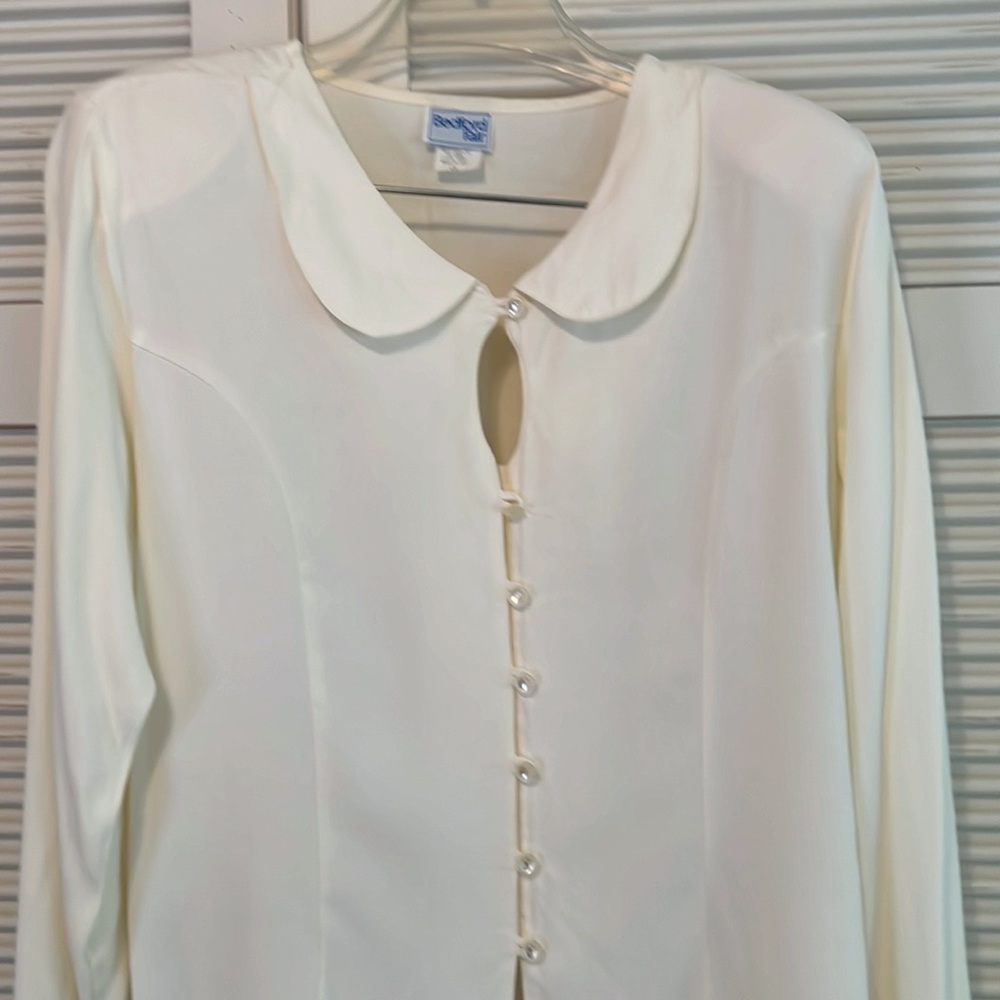 Sweet Keyhole Ivory Blouse🗝️❤️ - Picture 2 of 6